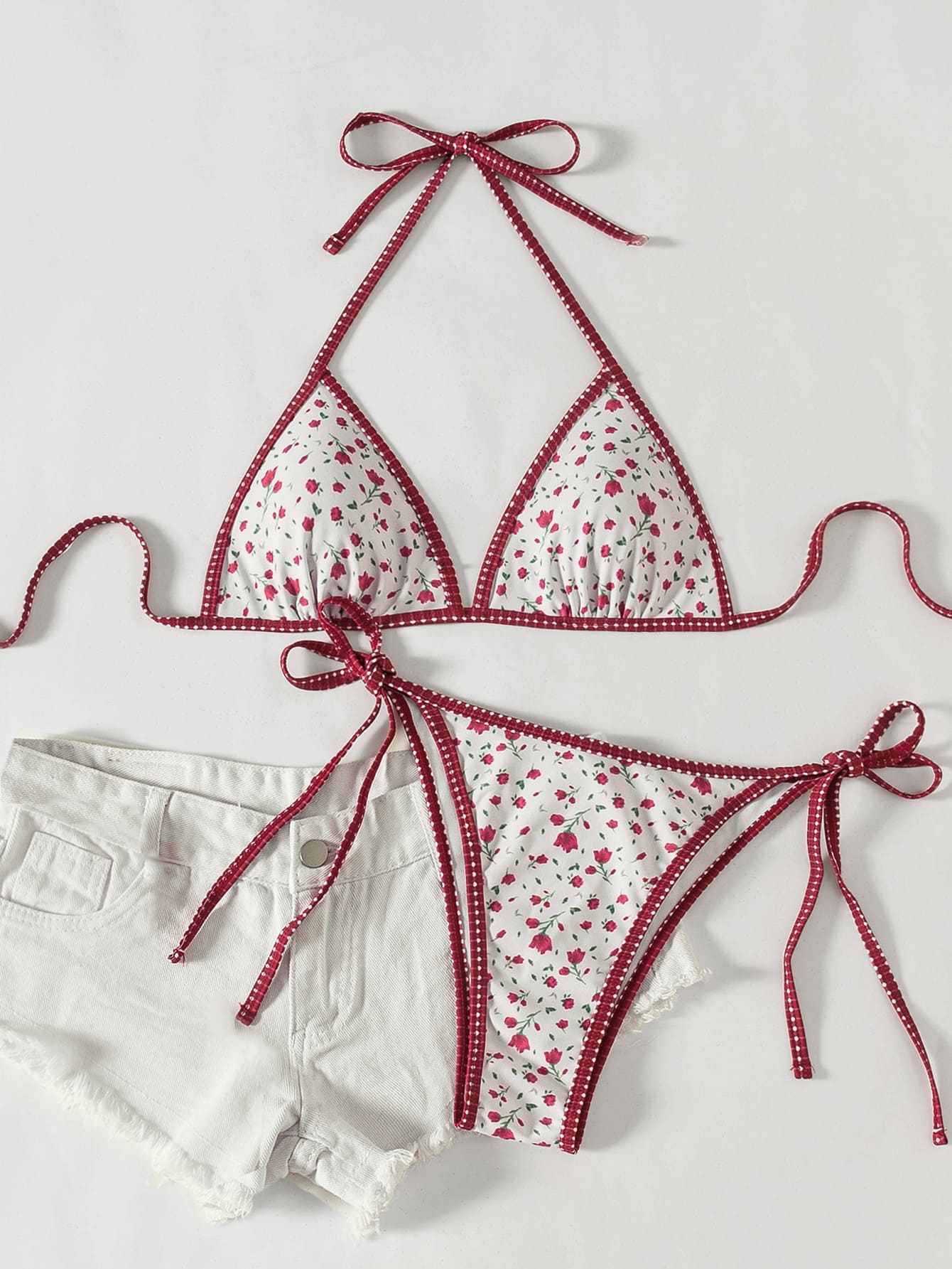 Bikiny s trojúhelníkovým vrškem a zavazováním