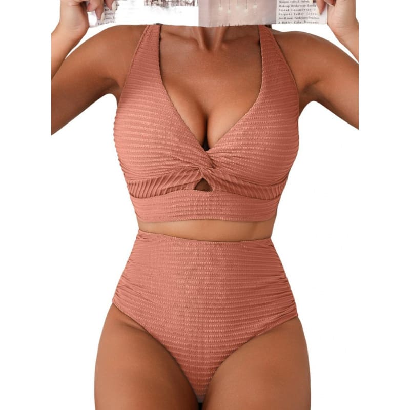 Bikiny set s braletovým topem a kalhotkami s vysokým pasem.