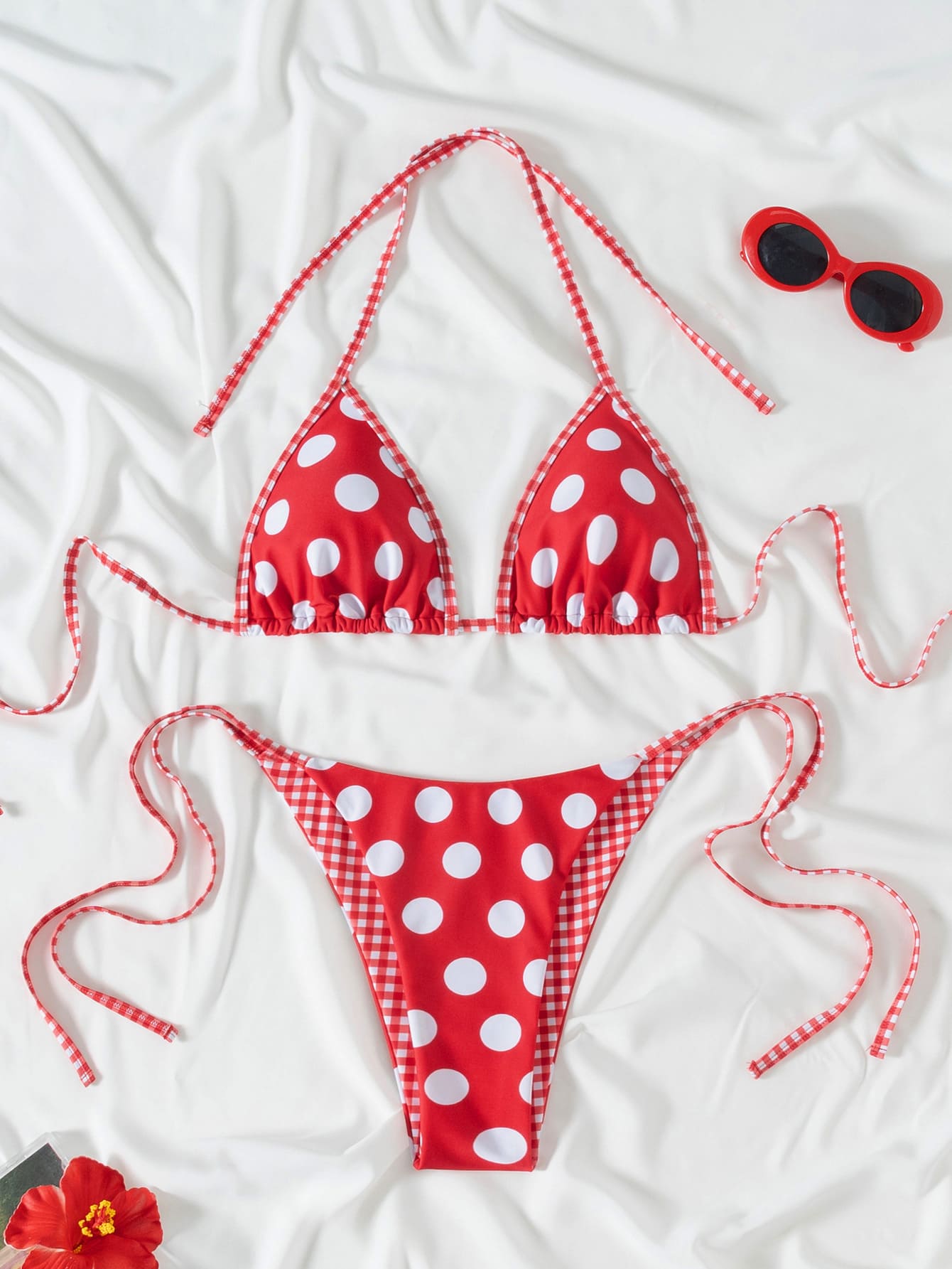 Bikiny s trojúhelníkovým vrškem a zavazováním