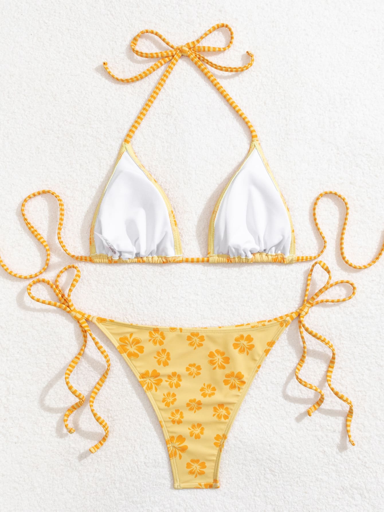 Bikiny s trojúhelníkovým vrškem a zavazováním